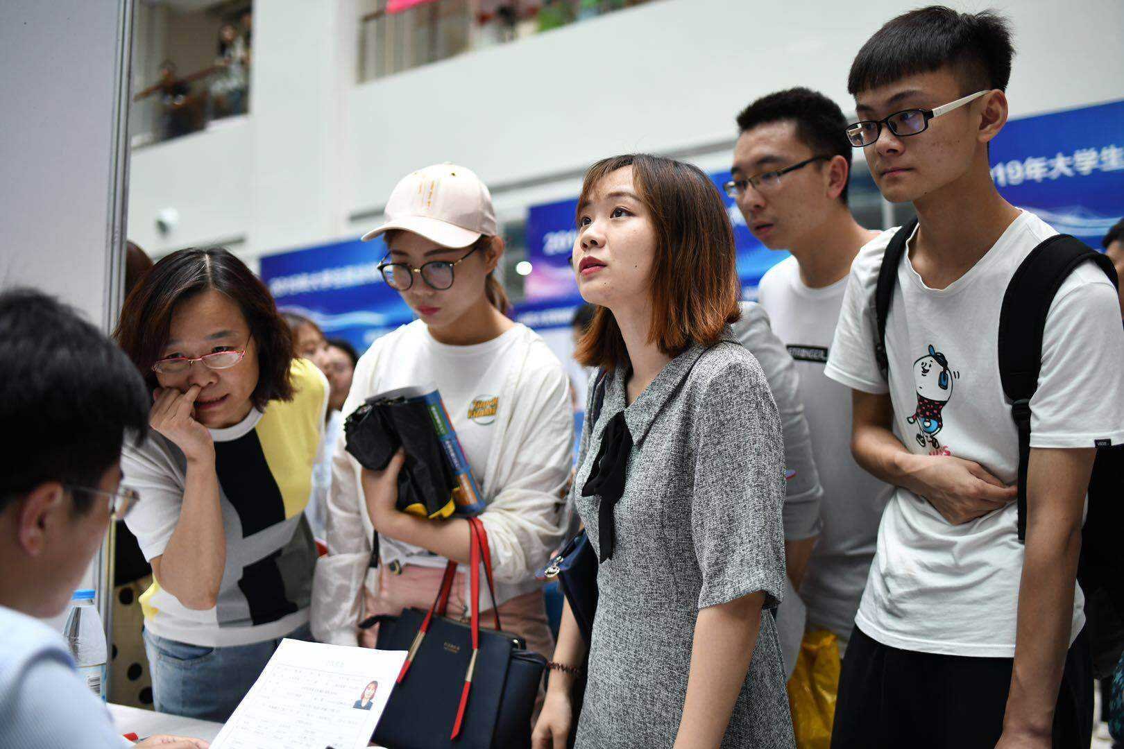 2022沪上毕业季：若没法按时毕业，有必要提前找工作吗？
