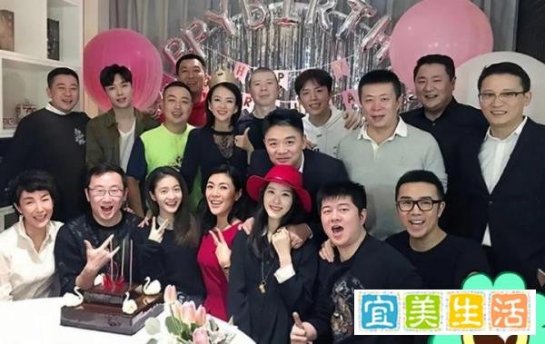 章泽天二胎后首露面，跟章子怡同框照曝光：熬过阴霾，她赢得漂亮