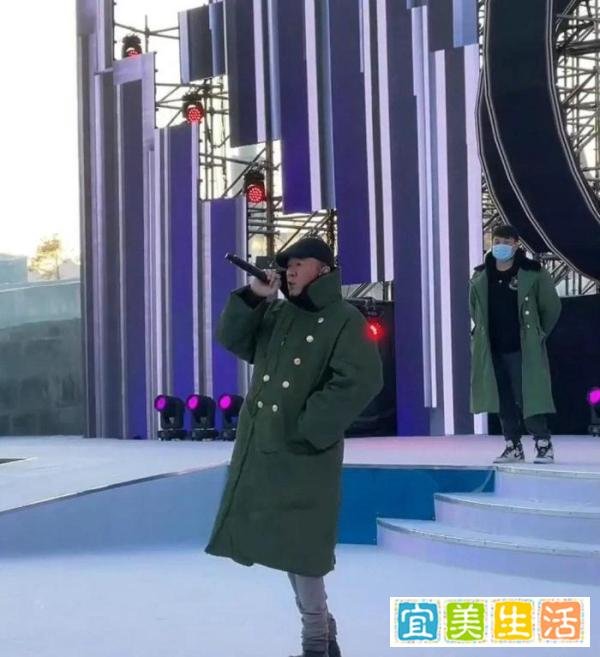 夸海口一年32场演唱会的杨坤,到长春商演,在寒风中瑟瑟发抖