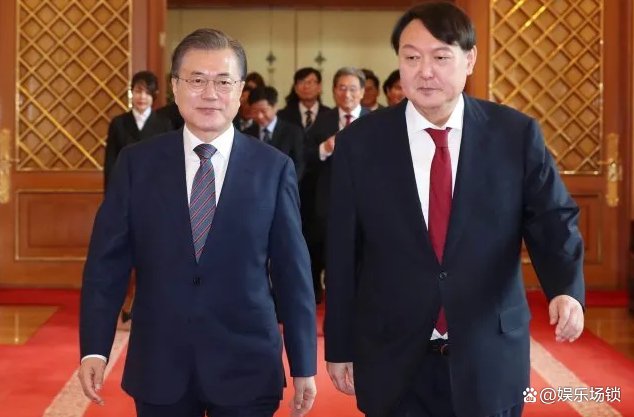 就职典礼上，文在寅与朴槿惠握手寒暄相视一笑，能化解仇恨吗？