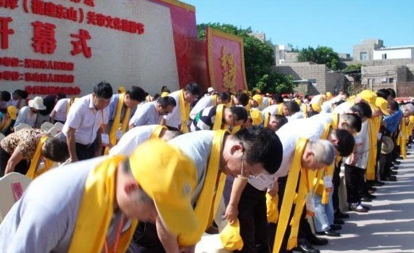 “三叩九拜”是为中国隆重的礼仪，这个礼仪真的要求人连拜9次吗？