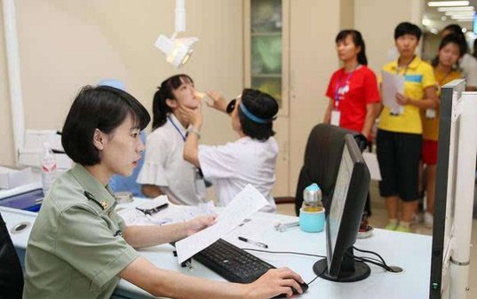验兵时手臂外翻25度。 肘部可以并在一起。 这样合格么？谢谢