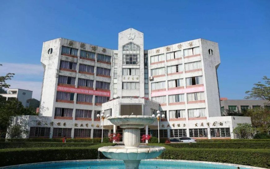 大专是大学吗？请解释