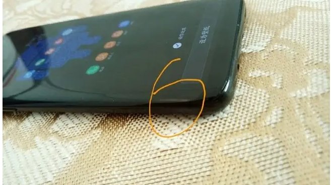 为什么我的手机屏幕四个角发黄啊？