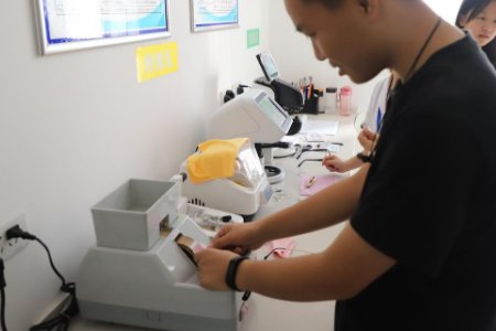 树脂镜片刮花修复教程是什么？