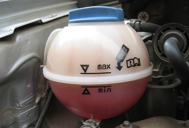 汽车玻璃水和防冻液性质一样吗？可以拿防冻液当玻璃水使吗？