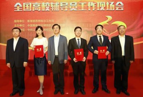 大学辅导员就是班主任吗
