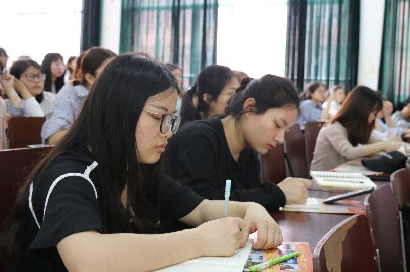 大学里面的语文专业主要学什么?