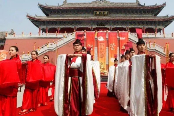 “三叩九拜”是为中国隆重的礼仪，这个礼仪真的要求人连拜9次吗？