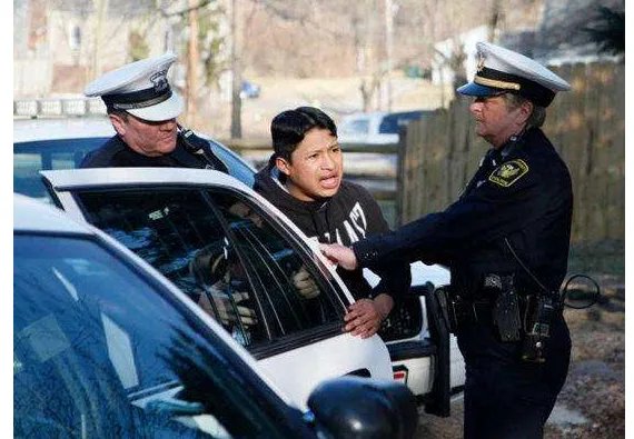 美国10岁男孩为何被警方逮捕?