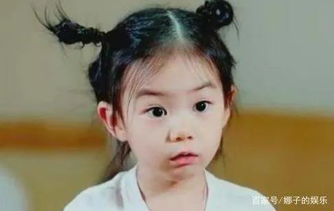 戚薇女儿为啥总是扎俩丸子头?看到她散头发照片后,瞬间懂了!这是为何?