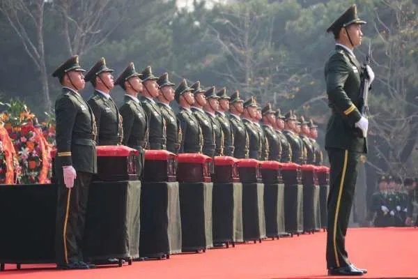 在韩志愿军烈士遗骸归国,他们是一批可爱的人吗?