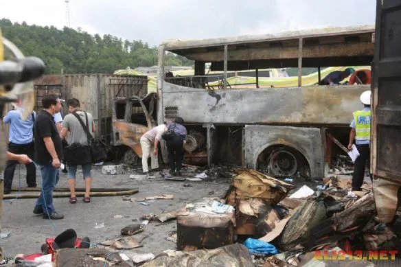 湖南发生严重车祸 货车大巴相撞爆炸仅4人逃出