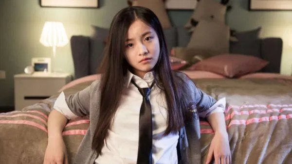 李庚希抽烟烟头随意丢弃事件中,和她一起抽烟的是谁?