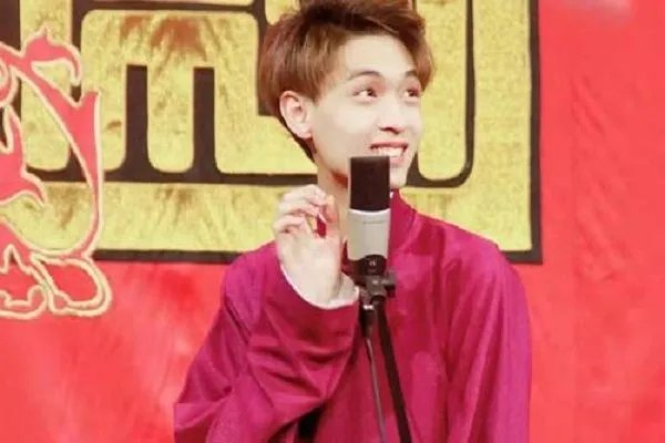 德云社演员因被催促就怒怼观众,台上演员的素质已经荡然无存?
