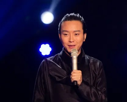 李玉刚隐藏多年的老婆来头不小,岳父背景更是了不得,难怪不公开,是谁呢?
