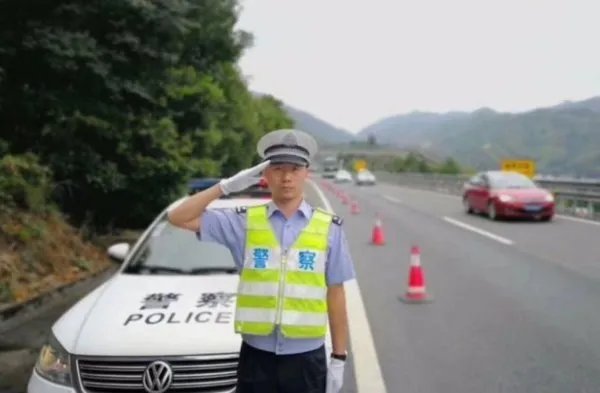 民警暖心回礼致敬女孩,这样的小女孩你喜欢吗?