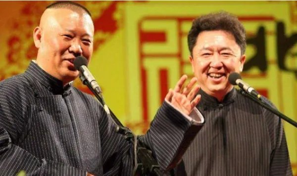 郭德纲于谦泪洒舞台,全场观众起立鼓掌半小时,原因是什么?