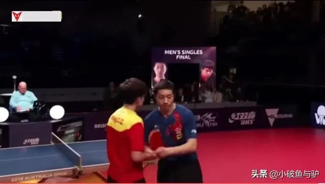 许昕最后一击战胜王楚钦瞬间,为何摸着自己的后脑勺直摇头,如何解读这一举动?