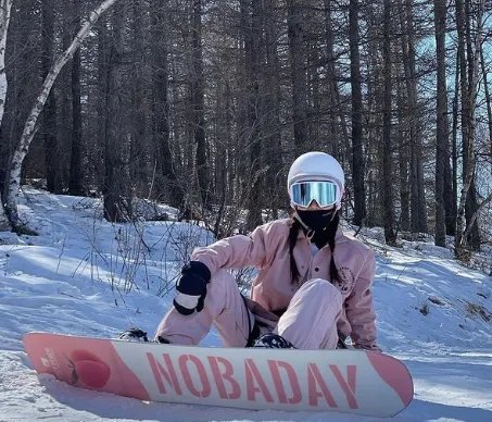 李小璐滑雪照惹争议,摆拍动作和PG1一样,难道她不避嫌吗?