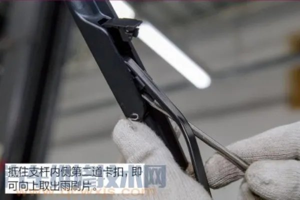 雨刷器怎么更换(图解) 雨刷器更换教程