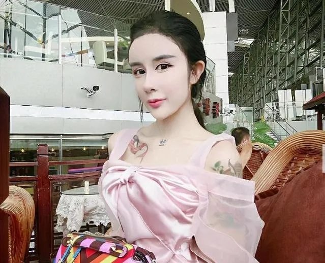 14岁就开始整容成“蛇精脸”,因炫富走红,现在又整成了混血,你怎么看?