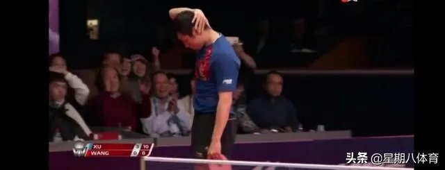 许昕最后一击战胜王楚钦瞬间,为何摸着自己的后脑勺直摇头,如何解读这一举动?