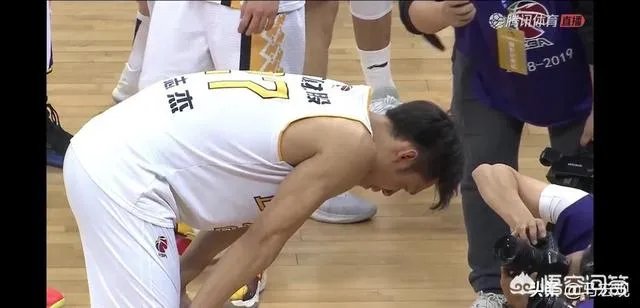 比赛还剩1分钟,林志杰下场,阿不都沙拉木鼓掌欢送,你怎么看?