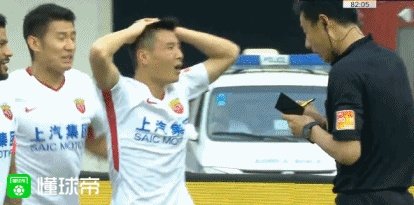 亚泰对阵上港的比赛中,武磊明显手球,为什么他的情绪会如此激动?