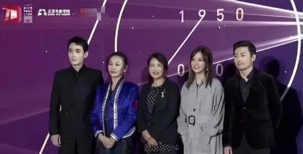 北电校庆：杨紫脸肿反被关晓彤的腿衬托成笑话吗
