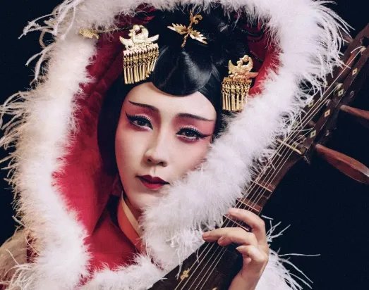 李玉刚隐藏多年的老婆来头不小,岳父背景更是了不得,难怪不公开,是谁呢?