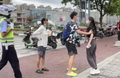 大妈捡手机讹钱未果,竟然当街大闹,这位大妈的行为都有哪些不妥?
