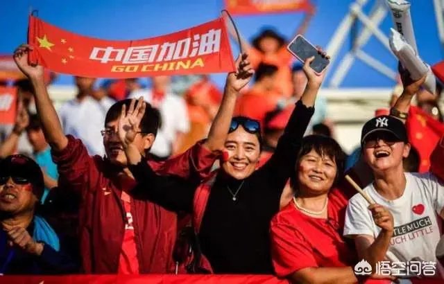 如何评价亚洲杯男足取得首胜后,中国球迷赛后主动清理观众席垃圾的行为?