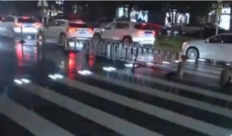西安现炫酷斑马线 这条黑科技斑马线的作用是什么