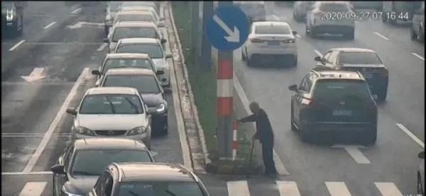 绿灯为过马路老人多亮了97秒,现场到底是何情况?