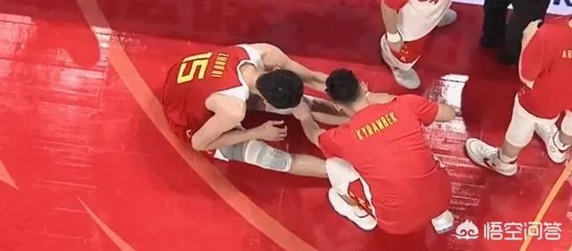 世界杯首战，中国男篮球员周琦拼到抽筋，如何评价周琦的拼搏精神？