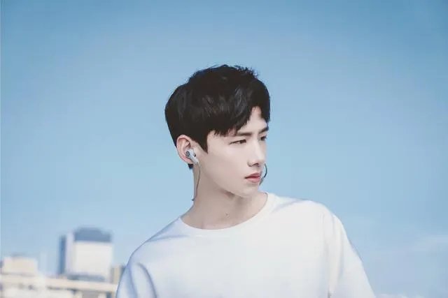 白敬亭又一新剧《8090》官宣定档,他在这部剧里出演了一个怎样的角色?
