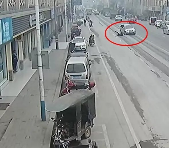 男孩被卷越野车底是什么情况?