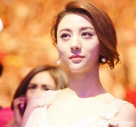 两婚两离的尤小刚，力捧小30岁女友，究竟图什么？