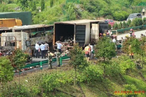 湖南发生严重车祸 货车大巴相撞爆炸仅4人逃出