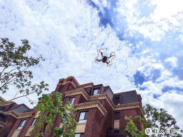 靠意念飞行到底有多玄乎?亲身体验UDrone意念无人机