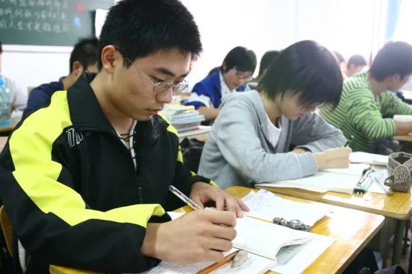 衡中校长之子被曝高考605分已复读,为何教育行业频频出现内卷?