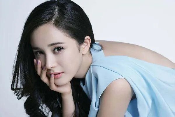 杨幂为什么被人称呼杨臭脚？