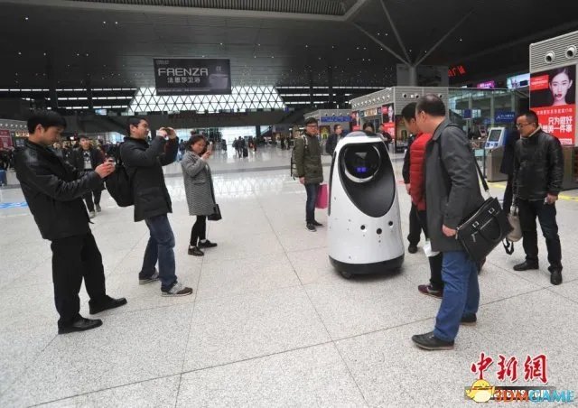 警察机器人现身 能自主巡逻能协助民警引旅客围观