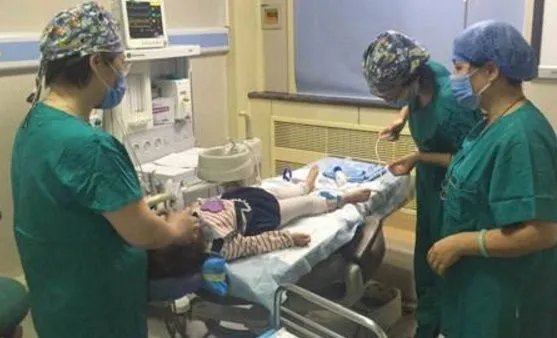 4岁女童户外课摔倒致手臂骨折,学校是否该为此负全责?