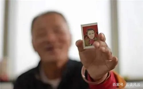 山东老人男扮女装16年,终日浓妆艳抹留长发,背后的故事为何令人心酸?