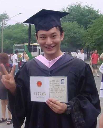陈瑶晒学士服毕业照素颜清丽可爱,还有哪些明星晒过自己的毕业照,谁的最好看?