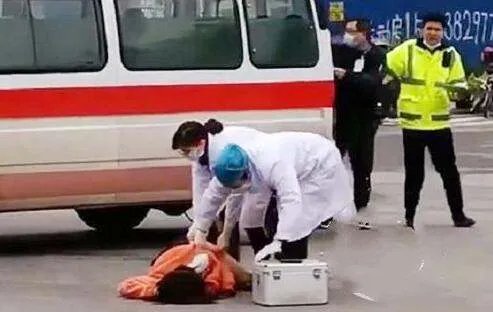 医院回应急救伤者从担架摔落
