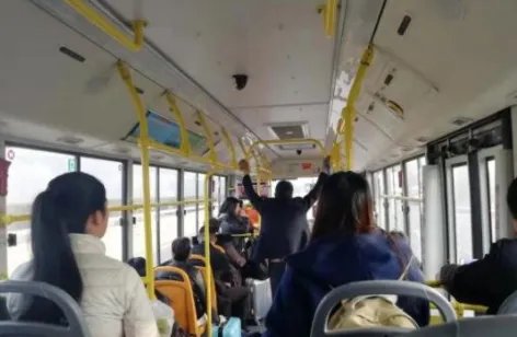 公交司机为什么给乘客下跪道歉?