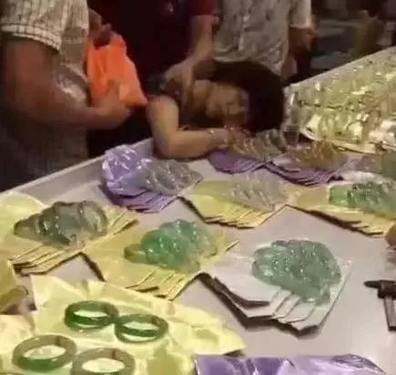 试戴手镯摔碎吓晕是怎么回事?
